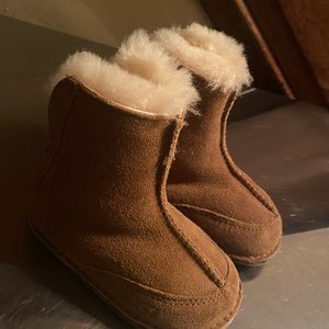 Baby girl uggs size medium (12-18 months) in very good condition!